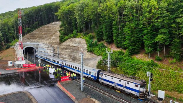 Ultima șansă pentru podurile de pe Valea Jiului: CFR Timișoara reia forțat licitațiile pentru siguranța trenurilor