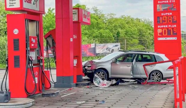O mașină cu numere românești a intrat cu viteză într-o pompă de carburant și a închis o benzinărie, în Germania. Șoferul e căutat de polițiști