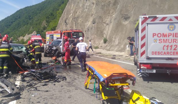 Un polițist și-a pierdut viața într-un accident tragic pe DN6 din Mehedinți; trei persoane au fost rănite