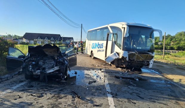 Impact frontal între un Audi și un autocar cu mineri în Mehedinți, după ce şoferul maşinii ar fi adormit la volan