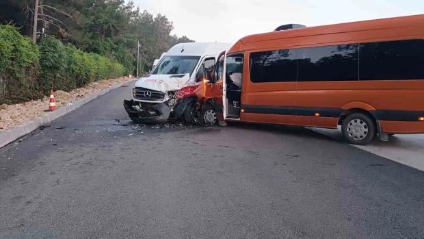 Coliziune între două microbuze turistice în Antalya: șase români, printre răniți