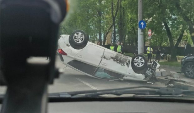 Trei mașini s-au lovit în sectorul 6 din București: un autoturism s-a răsturnat, iar o femeie a fost rănită