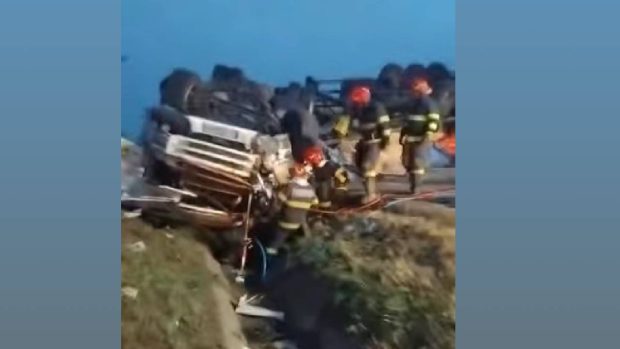 Șoferul unui TIR a murit pe loc după ce s-a izbit de un autoturism pe DN 66, în Gorj