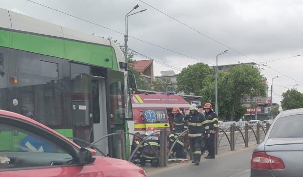 Persoană accidentată de tramvai pe Șoseaua Colentina, circulația liniei 21 a fost întreruptă temporar