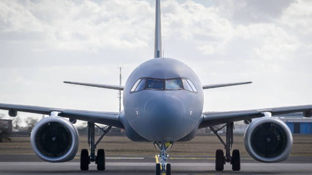 Un avion de 94 de tone a spulberat un om în plină viteză, pe pista din Denver: explozie la motor și fum în cabină după impact