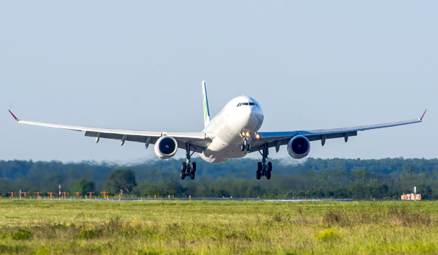 Zbor istoric: Un Airbus A330-300 aterizează pentru prima dată direct la Satu Mare, aducând 250 de pasageri din New York