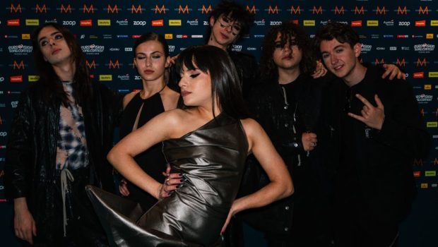 Imagine Stire Imagini cu Alexandra Căpitănescu pe „Covorul Turcoaz” la ceremonia de deschidere Eurovision Song Contest 2026. Cum a apărut în Viena artista care reprezintă România la concursul muzical din Austria | 2review.ro