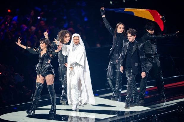 Cine este femeia în alb din show-ul Alexandrei Căpitănescu de la Eurovision 2026. Rolul simbolic introdus în ultimul moment