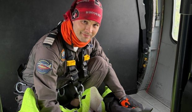 Cine l-a găsit pe Alexandru, băiatul dispărut în Sibiu: Salvatorul a coborât cu troliul din elicopter și a rămas alături de copil în pădure