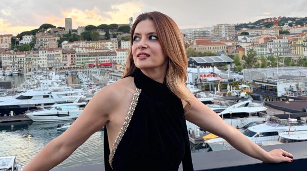 Imagine Stire Apariție spectaculoasă a Amaliei Enache la Cannes 2026, la premiera filmului „Fjord”, regizat de Cristian Mungiu. „Au fost în sală Demi Moore și Sharon Stone” | 2review.ro