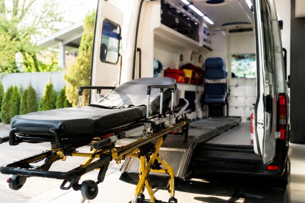 Transport medical adaptat pentru seniori: o necesitate esențială, nu un lux
