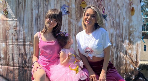 Imagine Stire Imagini cu Andreea Antonescu și fiica ei, în Las Vegas. Sienna a împlinit 15 ani și seamănă perfect cu mama ei. „La mulți ani, sufletul meu” | 2review.ro