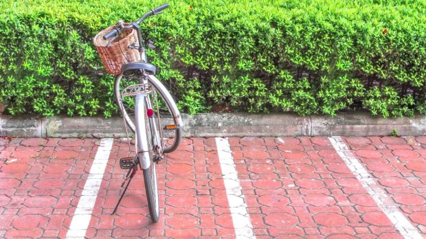 Un angajat a fost concediat după 33 de ani de muncă la o companie, pentru că era plătit să vină cu bicicleta la serviciu, dar el venea cu mașina