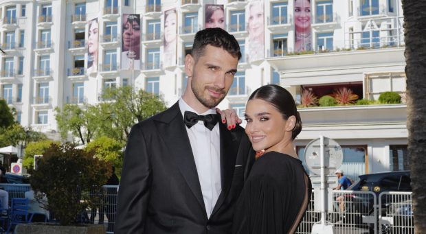 Imagine Stire Imagini rare cu Anghel Damian și Theo Rose la Cannes. Nu au prins proiecția filmului „Fjord”, dar au avut parte de o altă experiență intensă | 2review.ro