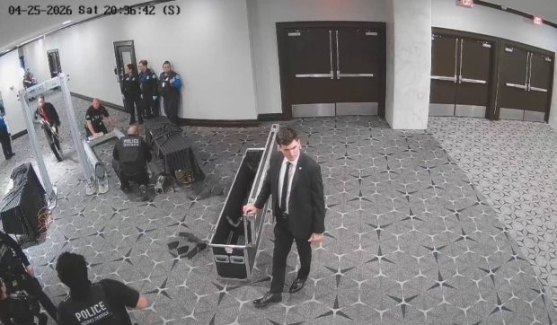 Imagini revelatoare surprind atacatorul lui Trump trecând cu arma prin filtrul de securitate la dineul prezidențial