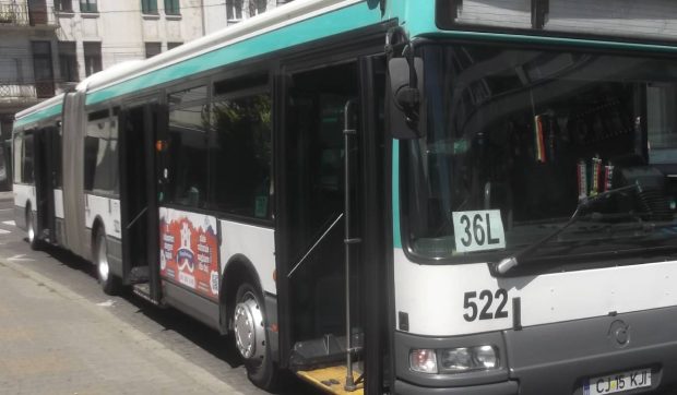 O femeie a fost luată la bătaie cu o cârjă într-un autobuz din Cluj de un pensionar, în mijlocul călătorilor: „Te omor!”
