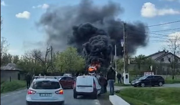 Autocar cu 27 de persoane, cuprins de flăcări în Tulcea. Pompierii intervin la fața locului