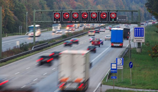 O plăcuță desprinsă de la un camion a străpuns parbrizul unui automobil pe autostrada A81 din Germania