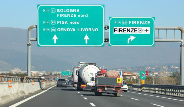 Amenzi usturătoare pentru șoferii români în Italia în cazul anvelopelor necorespunzătoare vara