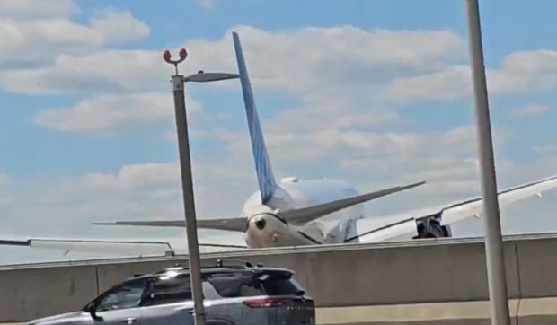 Un avion Boeing 767 a trecut periculos de aproape de un camion și un stâlp la aterizarea pe aeroportul Newark din New Jersey