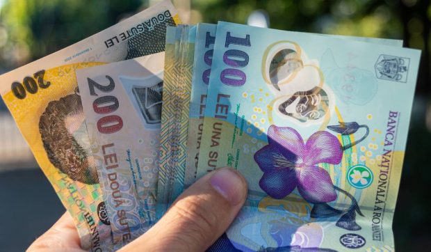 Pensionarii ar putea primi mii de lei înapoi după ce taxa de 10% pe pensiile mai mari de 3.000 de lei a ajuns la CCR