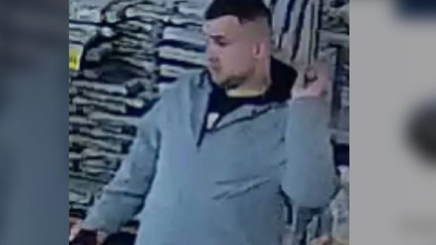 Un bărbat a aruncat cu ouă într-o vânzătoare, după ce a jucat „Piatră-foarfecă-hârtie” cu un prieten, în Ucraina