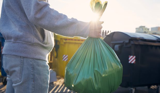 Amendă uriașă pentru parcare la un supermarket când își sorta gunoiul ca să-l arunce, la Viena: „Practică mafiotă, eram în luna de miere”