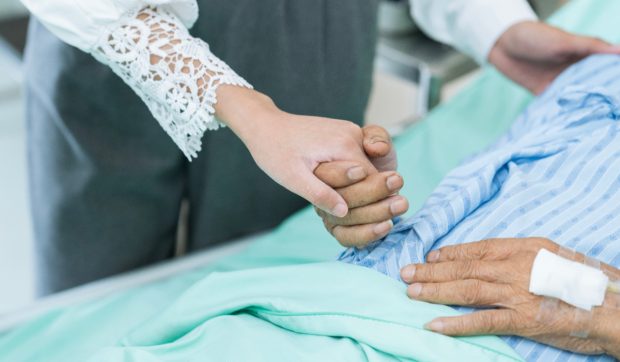 Un bărbat din Franța, declarat mort după un stop cardiac, s-a trezit după ore de la deces, surprinzând familia și medicii