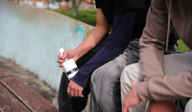 Un bărbat din Uricani, prins după ce a ignorat arestul la domiciliu pentru a consuma alcool în fața blocului