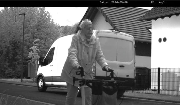 O bunicuță care mergea cu un cadru a fost surprinsă de radar, în Germania: „Șoferul ar trebui să îi mulțumească femeii”