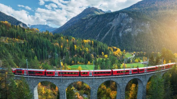 Bernina Express – Călătoria Feroviară de Poveste care Leagă Alpii Elvețieni de Clima Mediteraneană