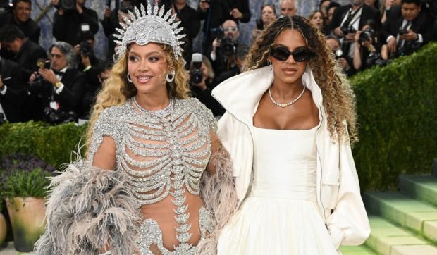 Beyonce a revenit la Met Gala 2026 după un deceniu, alături de fiica sa, Blue Ivy Carter. Cum au apărut cele două pe covorul pietruit