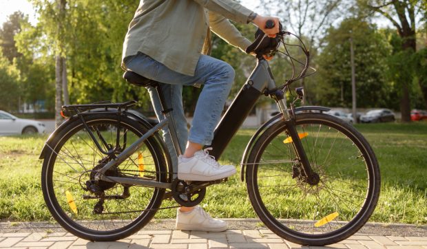 Mașina devine prea scumpă pentru drumurile scurte. România este în top 3 după creșterea vânzărilor de biciclete electrice