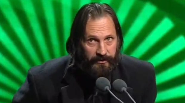 Imagine Stire Actorul Bogdan Farcaș, mesaj emoționant pentru mama lui, pe scena de la Teatrul Național din București, la Gala Premiilor Gopo 2026 | 2review.ro