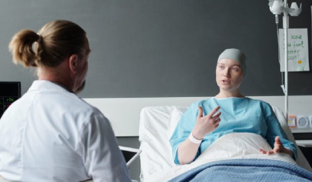 Criza tratamentelor oncologice în România: Bolnavii de cancer luptă cu întârzierile și lipsurile sistemului medical