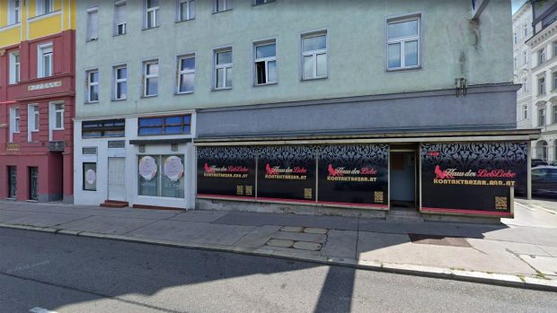 Detalii din dosarul proxeneților români care au forțat tinere cu probleme psihice să se prostitueze într-un club din Viena, Austria. Victimă: banii erau ascunși într-un seif din Buzău