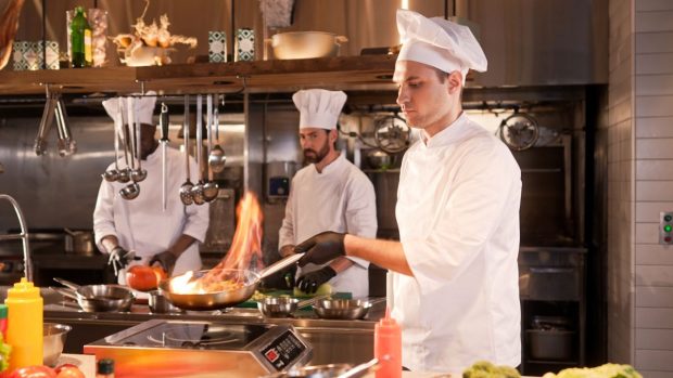 Cum poţi deveni bucătar-şef – chef în România – ce școli poți urma și cât costă