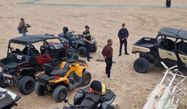 Fragmente metalice suspecte, posibil dintr-un obiect aerian neidentificat, găsite pe plaja din Eforie Nord; Garda de Coastă a intervenit