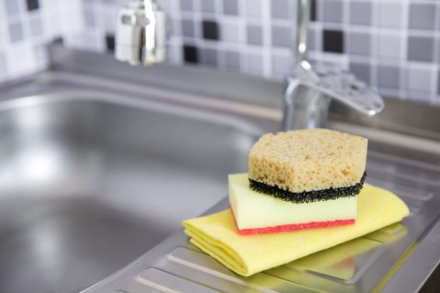 Cât de des trebuie schimbat buretele de vase pentru a evita riscurile bacteriene?