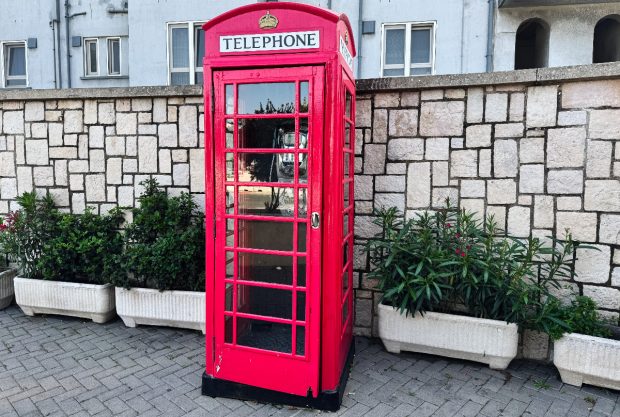 Mesaj emoționant al unui bărbat fără adăpost din Marea Britanie mulțumește comunității pentru biblioteca dintr-o cabină telefonică