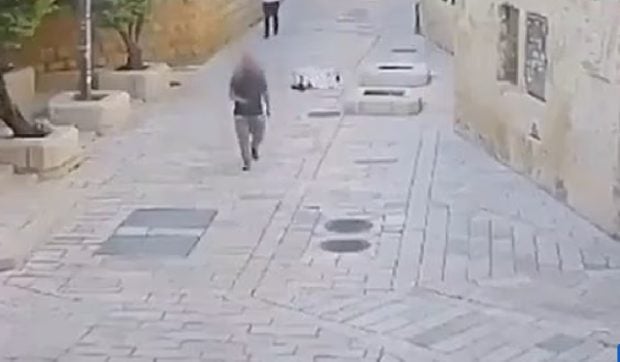 Momentul în care o călugăriță este agresată de un bărbat, în Ierusalim. Atacurile asupra creștinilor, tot mai frecvente | VIDEO