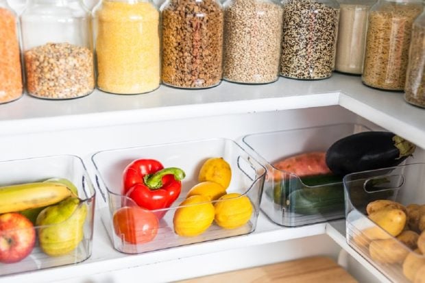 Cămara perfect organizată: estetică, eficiență vizuală și control real asupra risipei alimentare