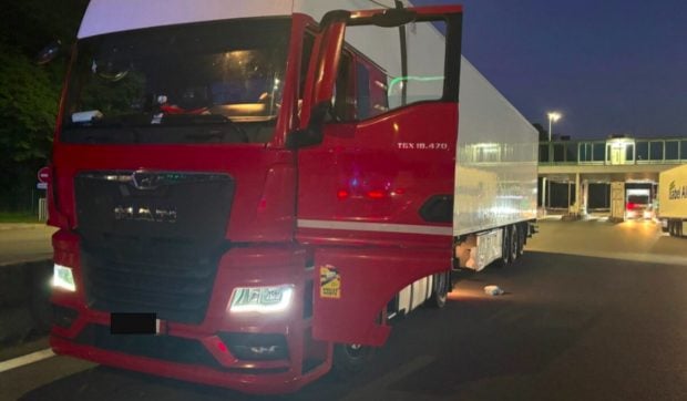 Doi șoferi de TIR, un român și un moldovean, au furat din camionul unui coleg 150 de litri de motorină în mai puțin de 4 minute, pe o autostradă din Franța