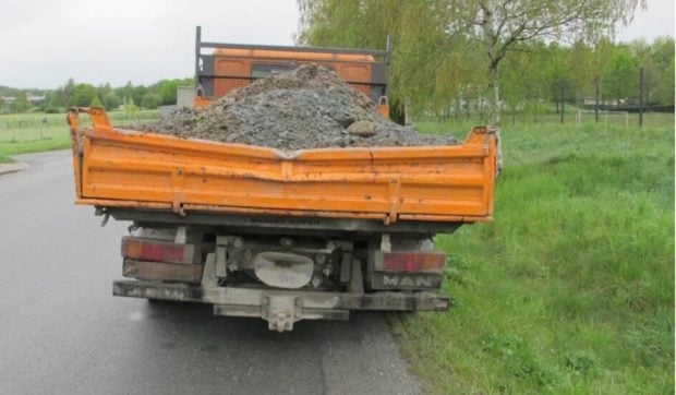 Un român fără permis conducea un camion bun de dus la fier vechi, pe o șosea din Germania