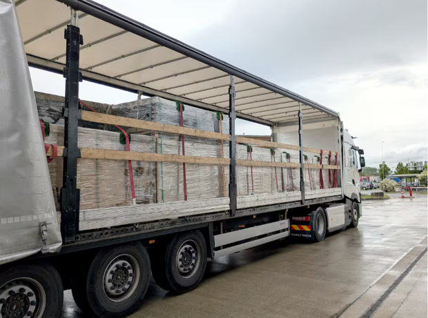 Șofer prins cu o marfă de 355 de panouri solare subevaluate la vamă în Germania