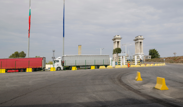 Un șofer român de TIR oprit de vameși la ieșirea din Bulgaria a rămas fără toată marfa din camion și a fost reținut