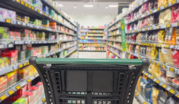 Angajata unui supermarket francez a deturnat peste 300.000 de euro timp de ani, exploatând o breșă a sistemului de casă