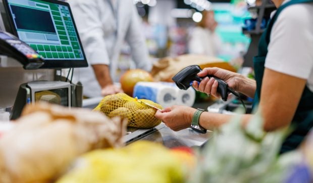 Cum a reușit angajata unui supermarket să fure 100.000 de euro fără ca nimeni să își dea seama. Escrocheria inventată de o casieră, în Franța