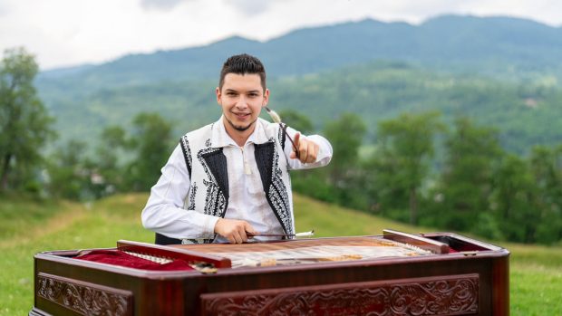 Povestea tânărului român care a cântat la țambal la reședința lui Donald Trump: „Am învățat în mai puțin de 10 minute celebra «My Way» a lui Frank Sinatra”