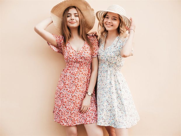 Accesorii esențiale care dau viață colecției tale de rochii simple